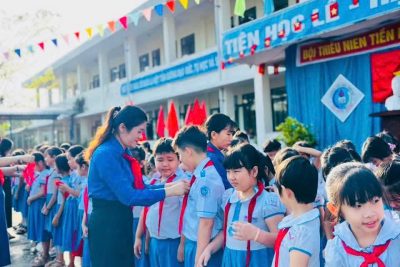 TRƯỜNG TIỂU HỌC TỊNH HÀ TỔ CHỨC LỄ KẾT NẠP ĐỘI VIÊN MỚI NĂM HỌC 2025-2026