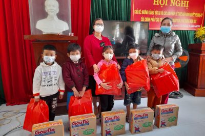 Ấm áp những phần quà Tết dành tặng học sinh khó khăn ( Tết Nhâm Dần 2022)